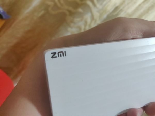 用了好几年紫米移动电源，颜值在功能强