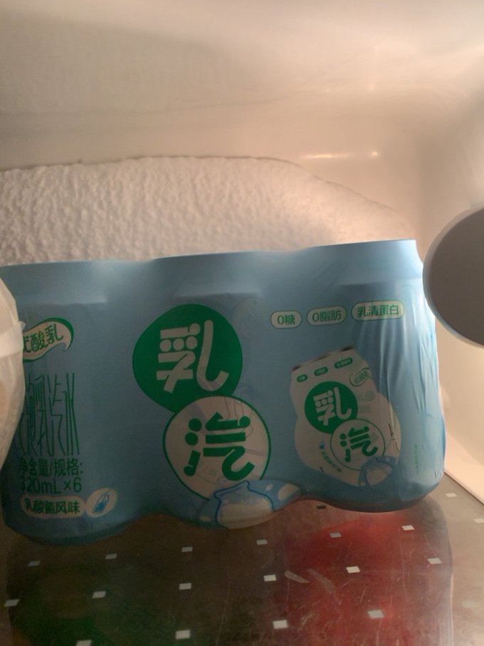 带优酸乳味的气泡水
