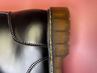 靴控凹造型的新设备——马丁靴