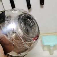 洗碗机洗完不锈钢碗上残留的白色是什么？