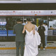 你会接受坐地铁去结婚吗？新人携手坐地铁参加婚礼！婚礼中不必可少的婚纱应该买还是租？