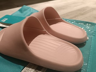 小仙女的拖鞋当然是粉色的啦！