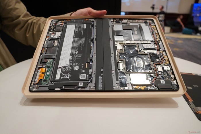 联想展出 ThinkPad X1 Fold 16 折叠屏变形本，搭12代酷睿、优化折痕和耐用性