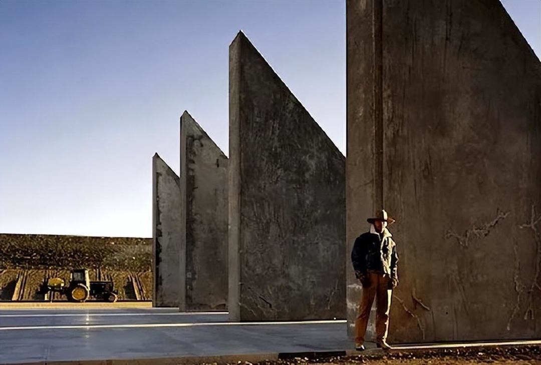耗资2亿，历时52年，荒漠中建造的这件“最大”艺术品，值吗？