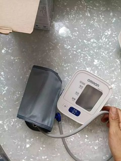记录血压，用欧姆龙血压计