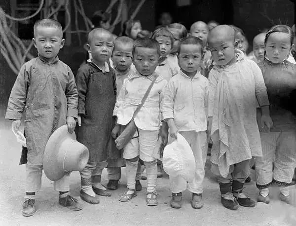 美国人鞋盒里发现的6000张老照片，凝固了世纪之交的中国社会与文化变迁