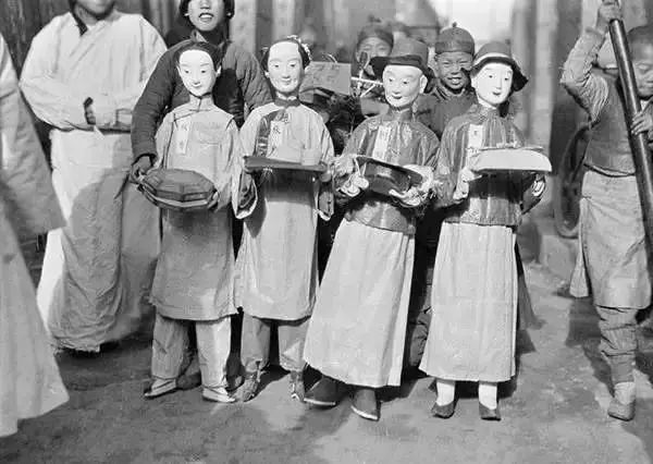 美国人鞋盒里发现的6000张老照片，凝固了世纪之交的中国社会与文化变迁