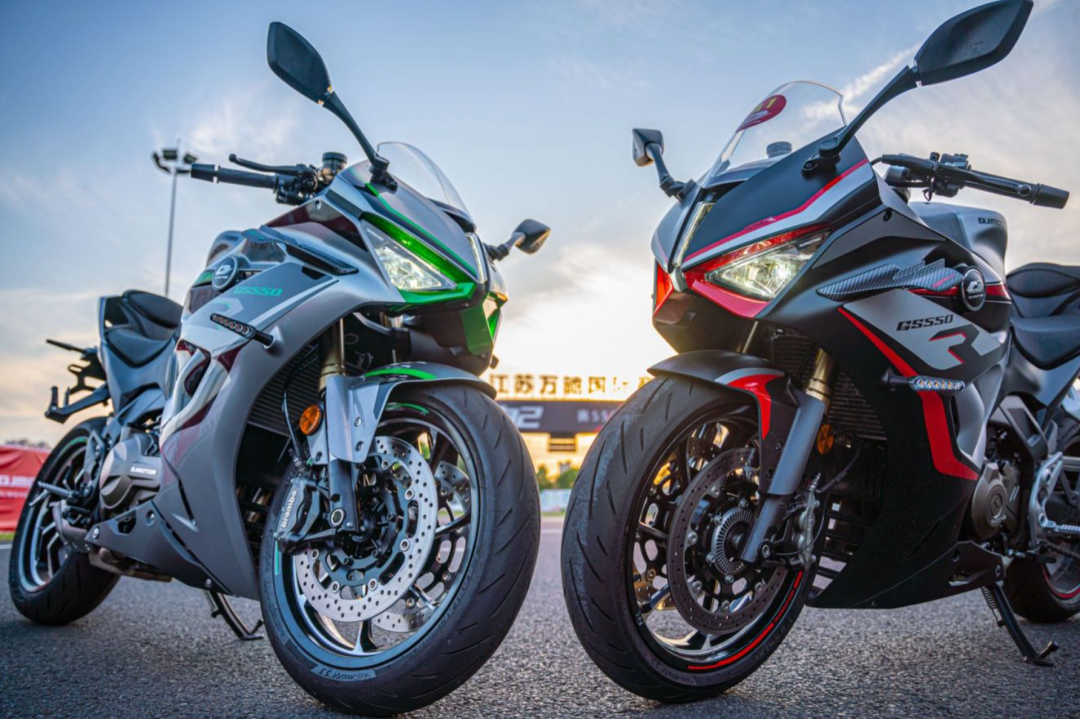 qjmotor赛550正式上市,售价35999元,百公里加速进3秒_摩托车整车_什么