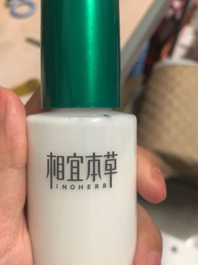 抹上去是很滋润的，淡淡的香味很喜欢