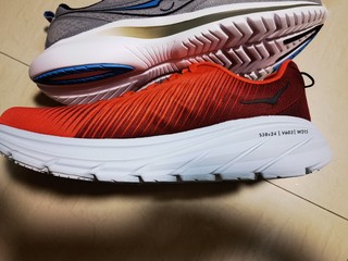 HOKA  最轻厚底跑鞋 林康3