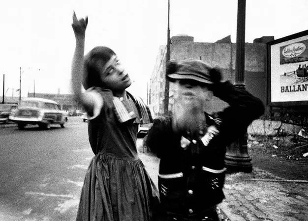 传奇摄影师威廉·克莱因去世，他用镜头留下世界各地街头的痕迹