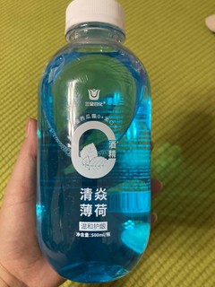 薄荷味的漱口水，口腔清洁的同时也芳香了