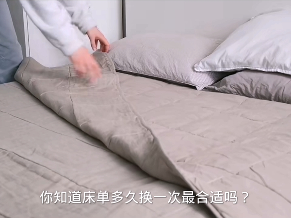半个月没换的床单有多“脏”？今天吸了一遍