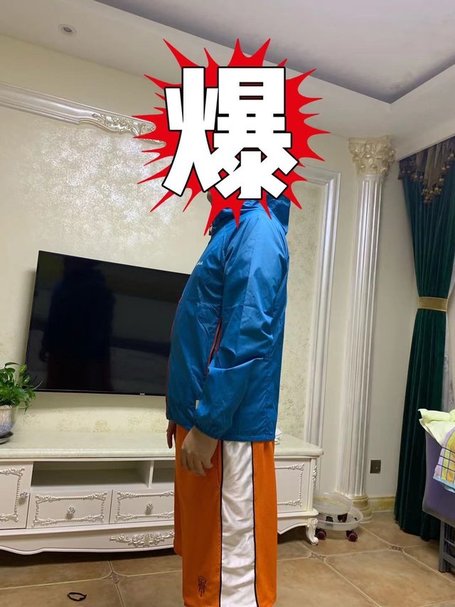 衣服特别轻薄，舒适度很好。试了一下防水性