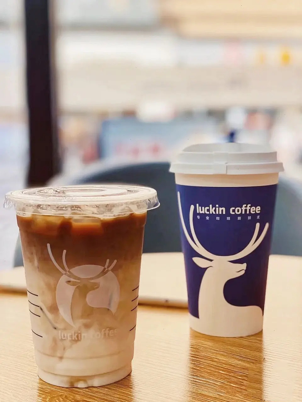 Luckin Coffee瑞幸咖啡推出丝绒拿铁一周年新品！