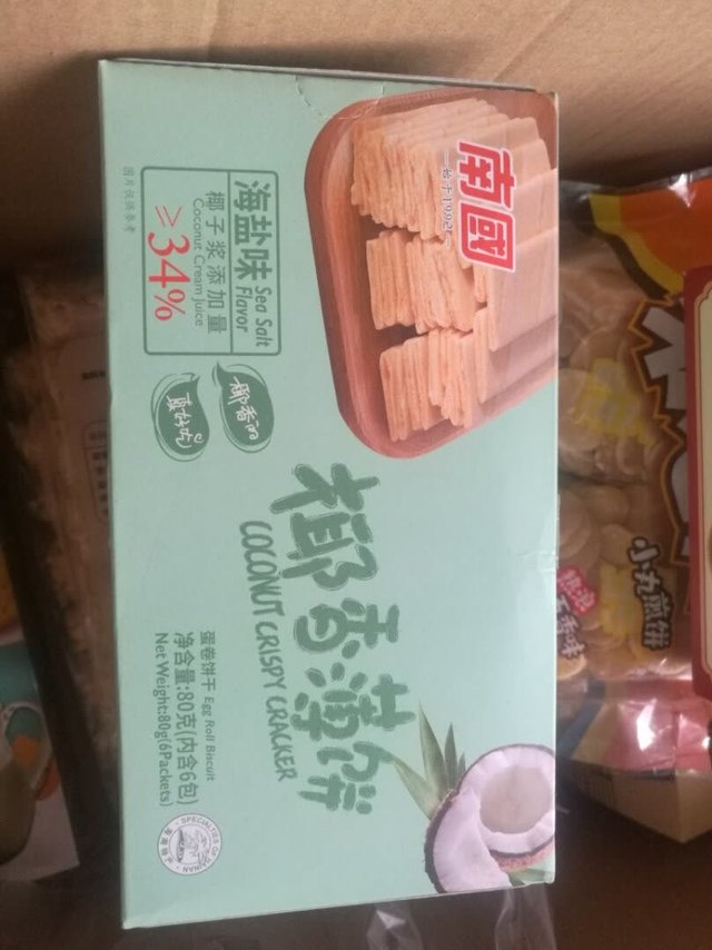 饼干好吃薄薄的，有椰子的清香味，酥脆口感