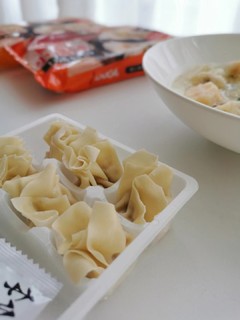 小馄饨清淡鲜美，老上海味道