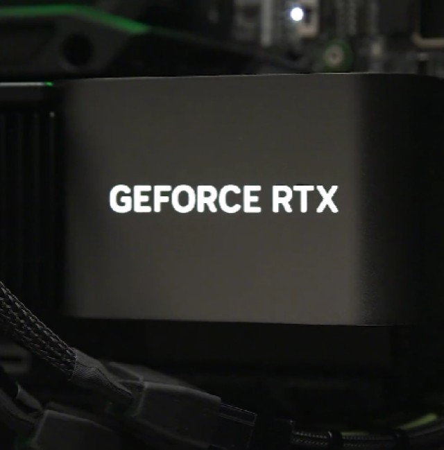 NVIDIA RTX 4090 上机，比想象中厚，对主板和机箱提出高要求