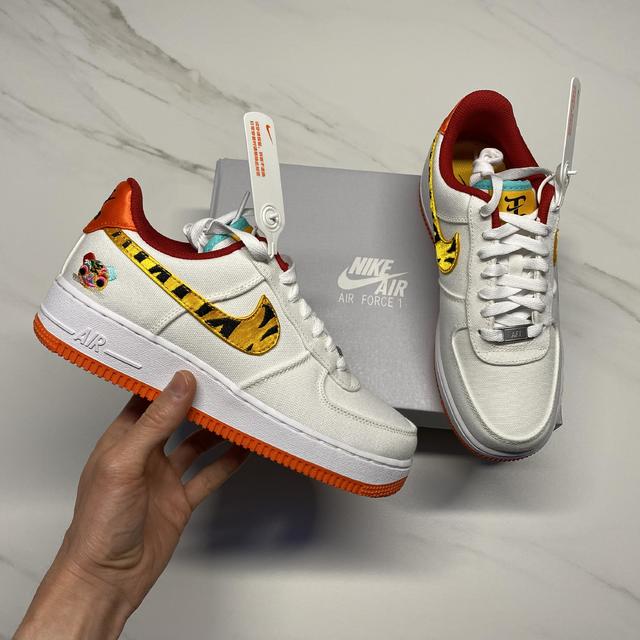 帆布鞋面老虎头刺绣，Nike Air Force 1