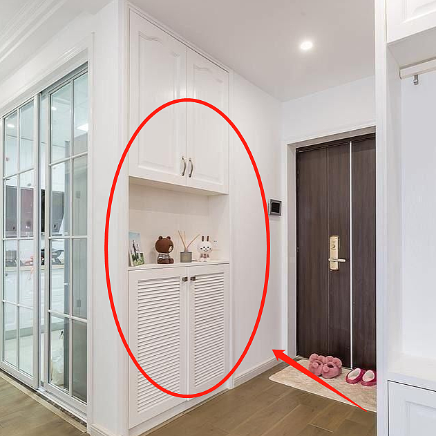 一进门就被惊艳了，玄关柜就得这样装，不仅实用还特别漂亮