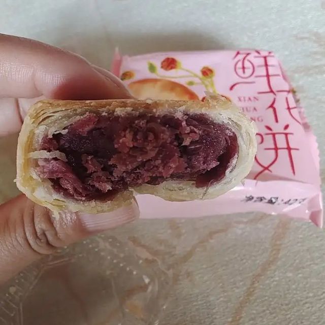 鲜花饼,味道不错,作为零食和早餐都是不错的