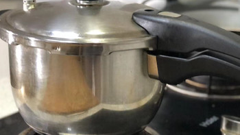 老人用高压锅煮绿豆汤炸毁厨房，用高压锅牢记“5不要”， 安全第一