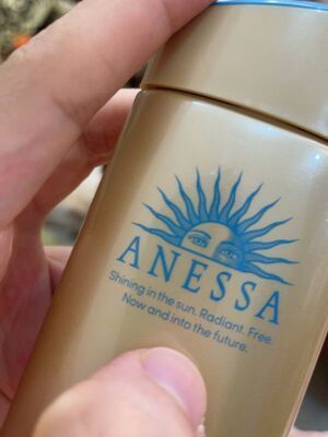  涂上后上是很自然的白，不油腻，成膜快。