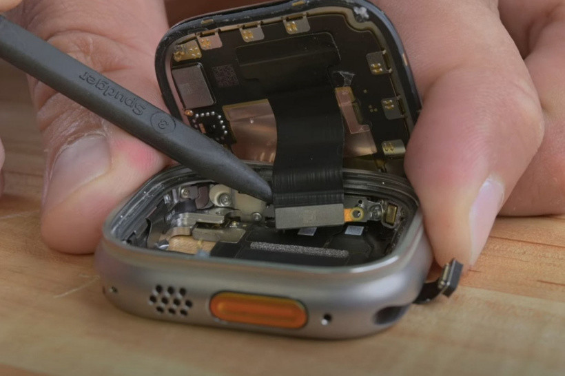 苹果 Apple Watch Ultra 拆解：可修复性不高