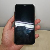 iPhone 11还挺耐摔的，壳坏了，手机没事。