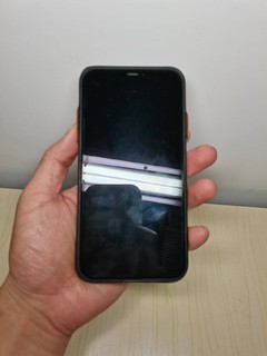 iPhone 11还挺耐摔的，壳坏了，手机没事。