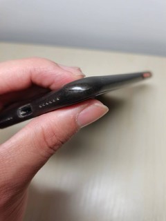 iPhone 11还挺耐摔的，壳坏了，手机没事。