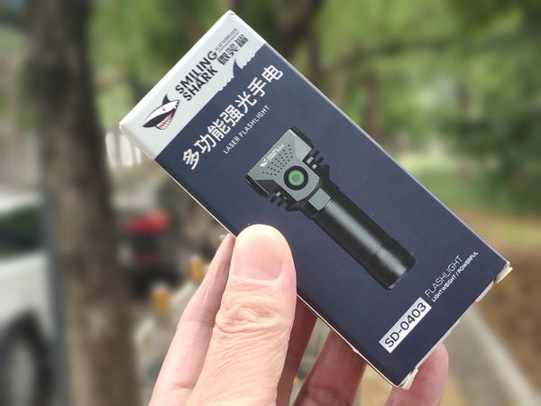 手电什么火，9块9包邮的微笑鲨迷你手电筒到