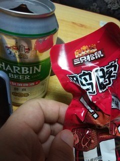 国庆在家鸭脖配啤酒太爽啦