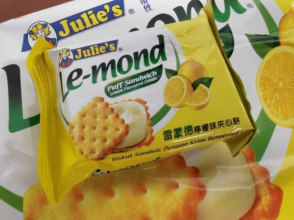 25.8买到了一大箱好吃的夹心饼干