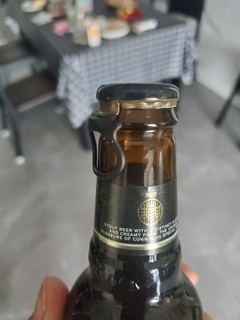 易拉罐式的瓶装啤酒，超级波克黑啤