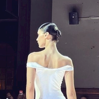 竟然在现场喷出一条礼服！超模Bella与Coperni的这场秀实在太惊艳～