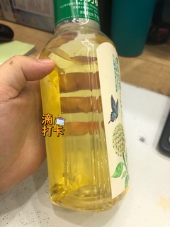 每天怎么能缺少的了喝水呢来一瓶茉莉花茶