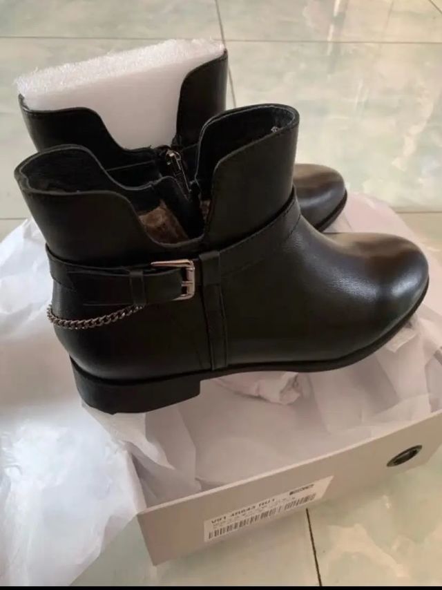 靴子很好，皮质柔软，纯羊毛保暖性好