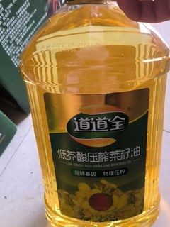 一级菜籽油，油色金黄透光