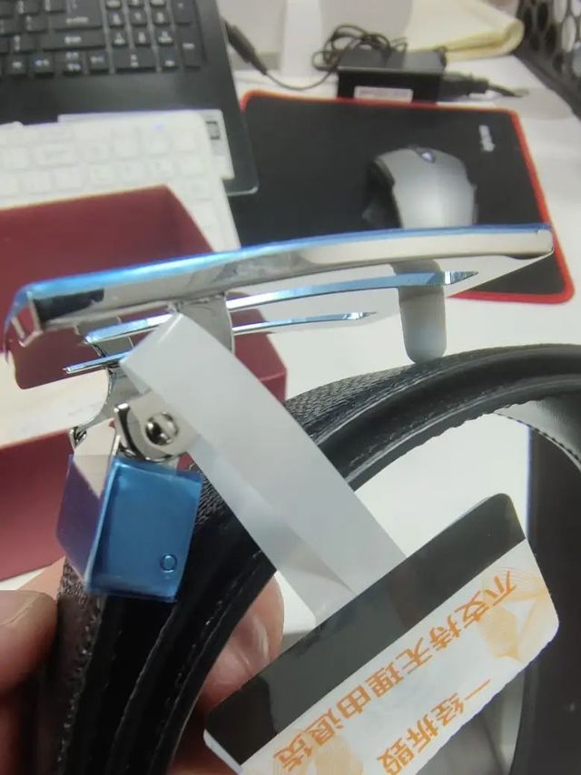 腰带质量很好，有质感，显高级上档次