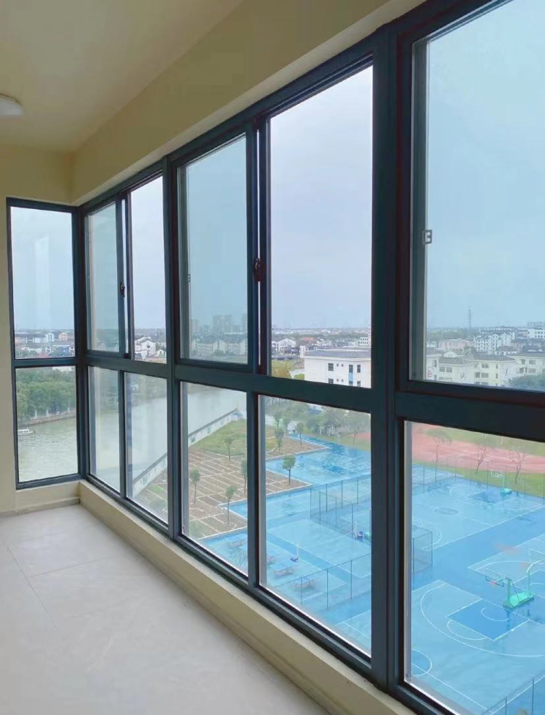 封阳台空气流通差景观不佳别着急无框阳台和全景落地窗你值得拥有