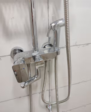 花洒做工十分精良，光洁度很高，花洒很大，