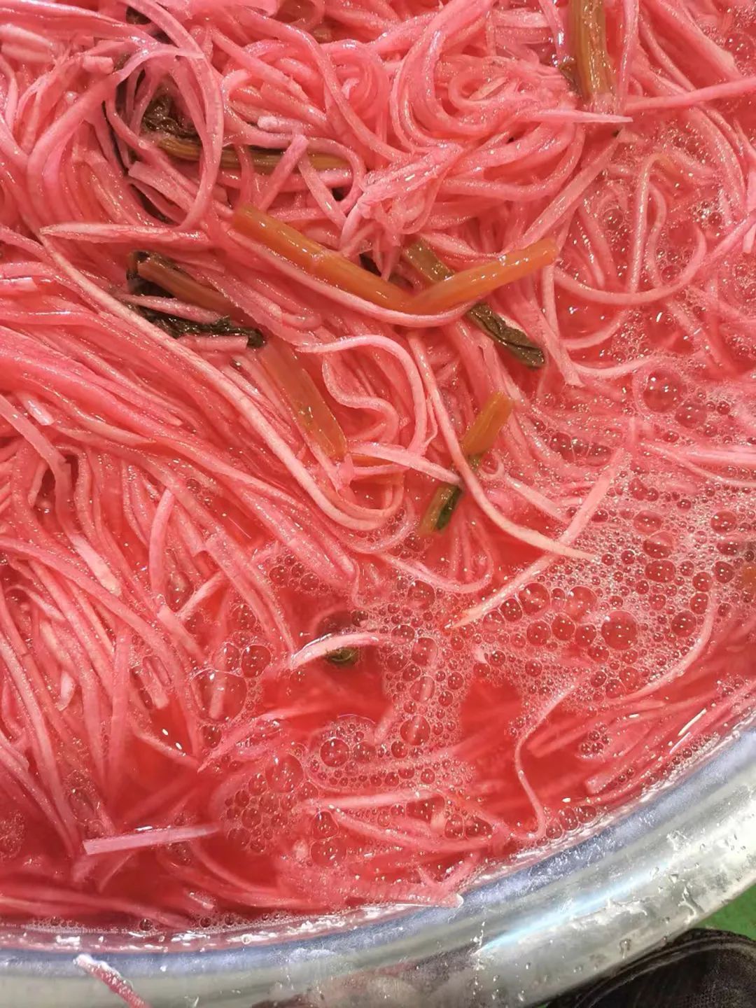 以青菜,萝卜为主要原材料的富源酸菜,搭配猪脚便是当地的特色美食