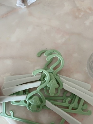 这种衣架比较实用可以收缩