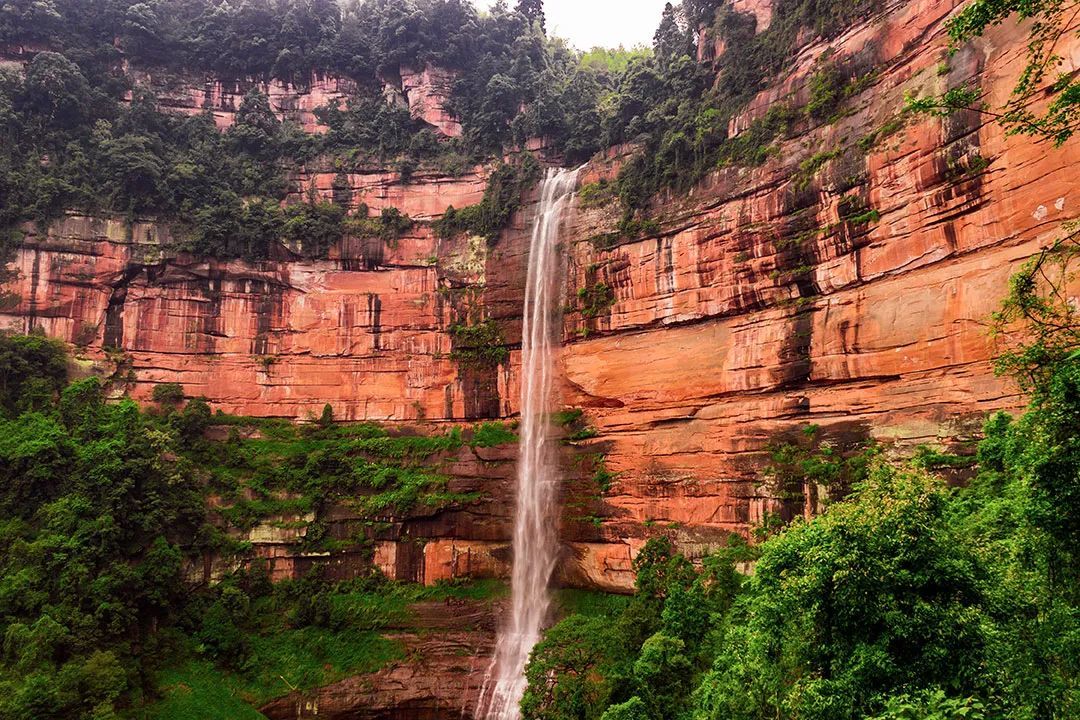 佛光岩瀑布高200余米、宽40余米，十分恢弘壮观。©摄图网