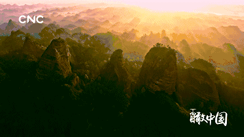 “万座丹霞拥翠环”，气势恢弘的万佛山晨曦。©CNC《瞰中国》