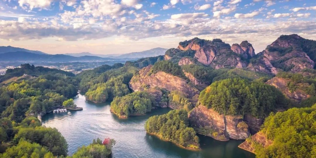 冠豸山与石门湖，是龙岩连城县昔日八景之“石门宿云”的所在地。©文旅龙岩