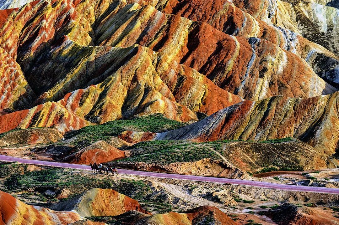 七彩丹霞所呈现的缓坡地貌，可称为“红山湾地貌”，与丹霞地貌并列为红层地貌的亚类。©摄图网
