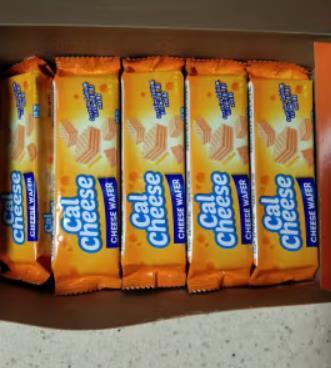 这个威化很好吃，芝士味道很浓厚，吃着很香