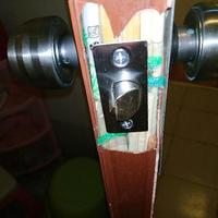 小问题自己修 篇四十四：用筷子和球形锁修补板给开裂塑料门换锁